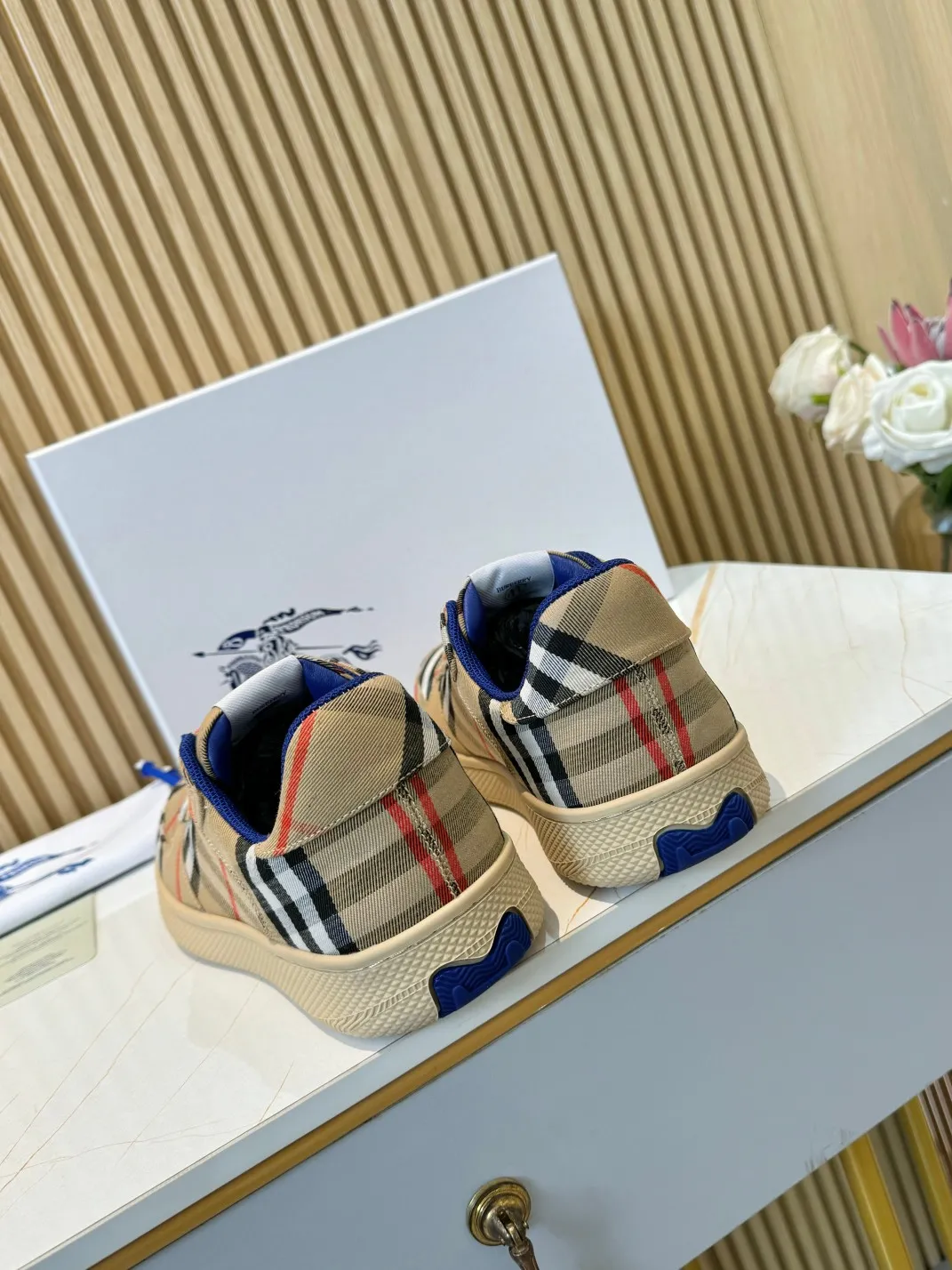 Men's men's shoes 💰560 Burberry's 2024 hot model is released. After three years, the classic plaid returns. It is versatile and decorated with worsted Burberry plaid pattern. Featuring a mesh lining and checkered laces, the rubber sole features the archive Burberry monogram. From Burberry's iconic collection, these wardrobe staples are interpreted with the brand's signature style.   ✅Fabric: classic cotton ✅Lining: original board lining, silk cowhide lining ✅Outsole: TPU ✅Color: apricot ✅Code number: 35-45 for men and women (35, 45 customized)
